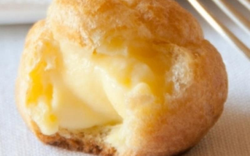 Se caracteriza por tener un interior aireado y sin miga. Son una receta clásica de la pastelería francesa. Por lo general se